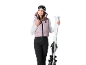 Eine Frau in einer rosa Steppweste und einer schwarzen Skihose hält Skier
