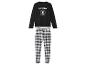 Ein schwarzer Schlafanzug mit langen Ärmeln mit „Wednesday“-Logo und karierten schwarzen und weißen Hosen.