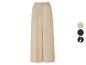 Beige weite Hosen, auch in Schwarz und mit Print erhältlich.