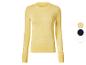 Hellgelber Langarm-Rundhalspullover mit Zierknöpfen an den Ärmelbündchen.