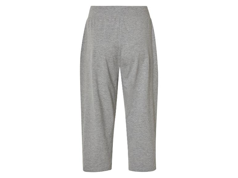 Hellgraue, weite Hose.