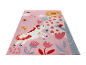 Rosa Teppich mit Kindermotiv: Pferde, Blumen und Sonne.