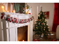 Weihnachtsbaum und Adventskalender-Säckchen am Kaminsims.