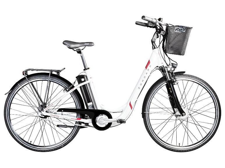 Weißes Zündapp E-Bike mit Frontkorb und Gepäckträger.