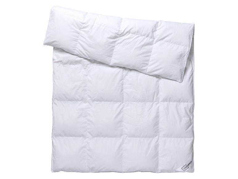 Weiße Bettdecke mit Kissen, mit Livarno Home Markenetikett.