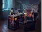 Halloween-Bürodeko mit Spinnweben, Totenköpfen, Kerzen und Laterne.