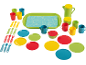 Buntes Spielgeschirr-Set mit Tablett, Tellern, Tassen, Besteck und Kanne.
