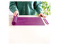Eine violette Silikon-Backmatte von Coox mit einem Maßband und einem geraden Rand.