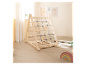 Kinder-Kletterdreieck aus Holz mit Seilnetz, nebenan Babyspielzeug.
