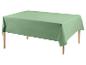 Hellgrüne Tischdecke auf einem Holztisch.