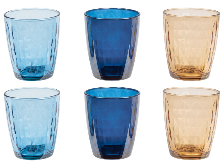 Sechs Gläser in Blau und Bernstein.