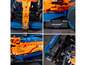Ein orange-blauer Lego McLaren Formel 1 Rennwagen mit Sponsoren
