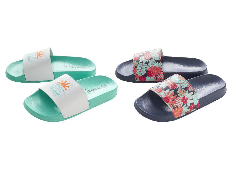 Zwei Paar Badeschlappen: türkisfarben mit weißem bedrucktem Riemen und marineblau mit Blumenmuster.