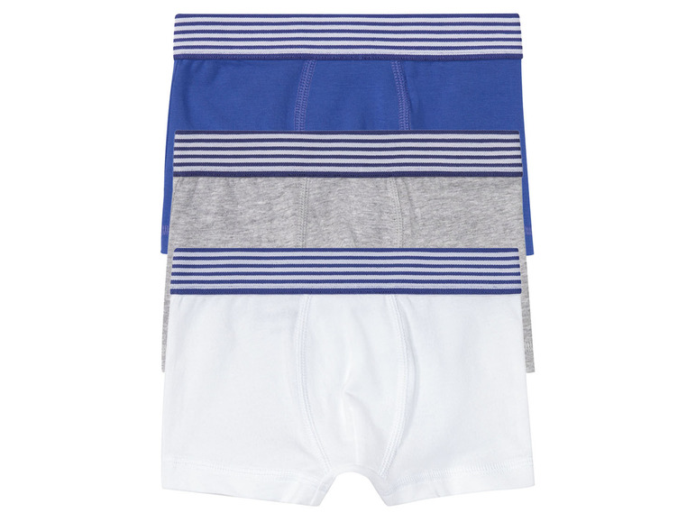 Drei Paar Boxershorts in Weiß, Grau und Blau.