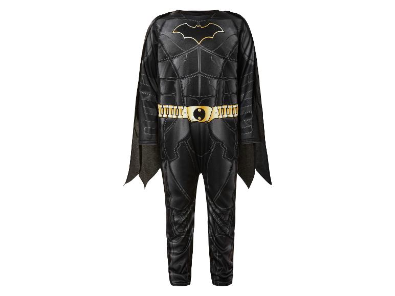 Schwarzer Batman-Schlafanzug mit goldenem Gürtel und Fledermaus-Logo.