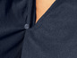 Nahaufnahme einer dunkelblauen Bluse mit einem Knopf.