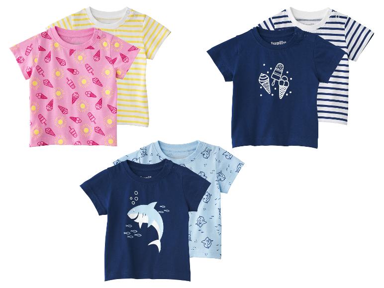 Sommerliche Baby-T-Shirts mit Eiscreme-, Streifen- und Haifischmotiven.