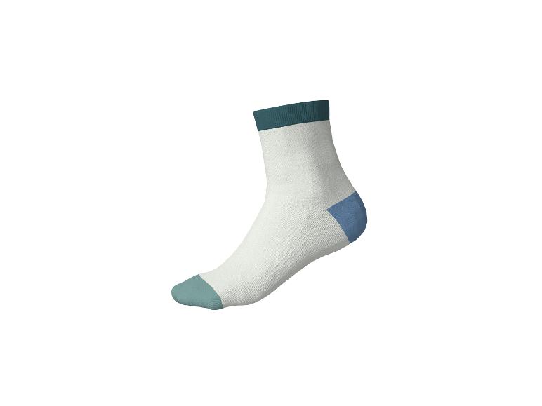 Eine weiße Socke mit blauer Spitze und Ferse und grünem oberen Rand.