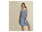 Eine Frau in einem blauen Jeanskleid.