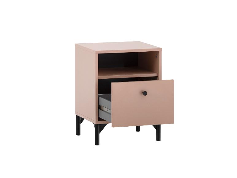 Rosa Nachttisch mit offenem Fach und ausgezogener Schublade mit schwarzem Knauf.