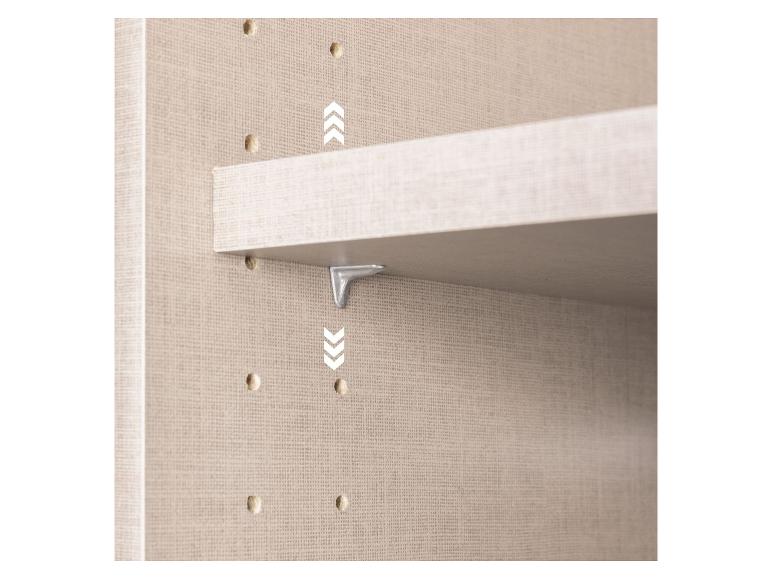 Ein Regal wird mit Metallhalterungen an der Wand befestigt.