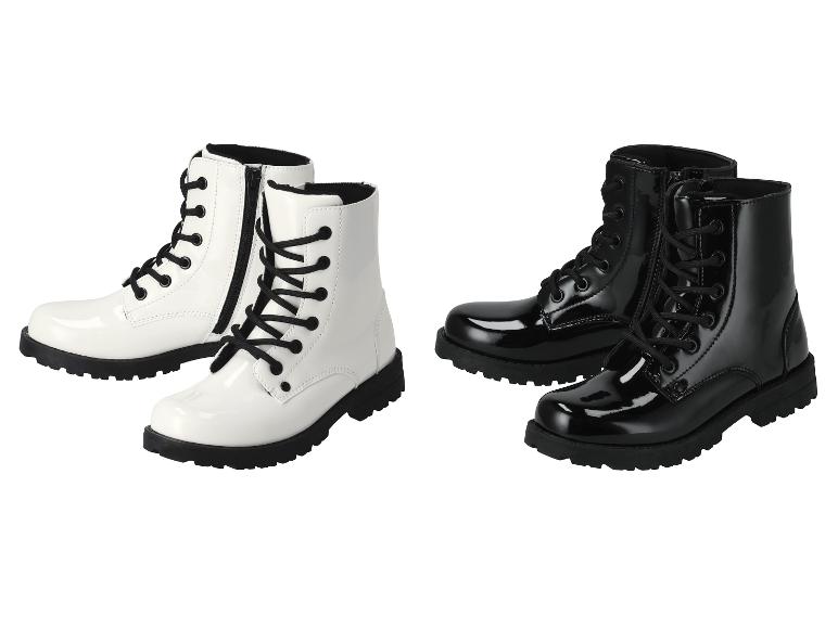 Weiße und schwarze Lack-Schnürstiefel.