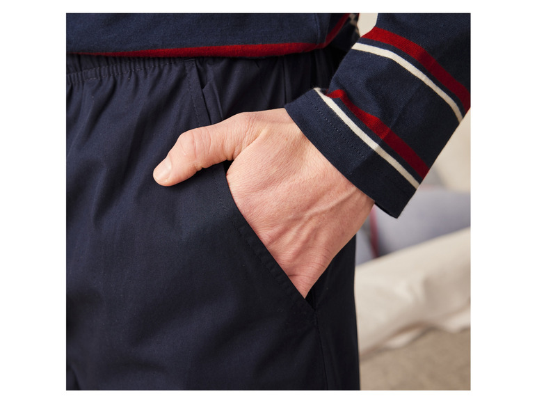 Blaue Hose mit einem gestreiften Shirt mit roten Streifen.