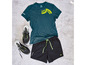 Ein dunkelgrünes T-Shirt, schwarze Shorts und graue Laufschuhe mit grünen Akzenten.
