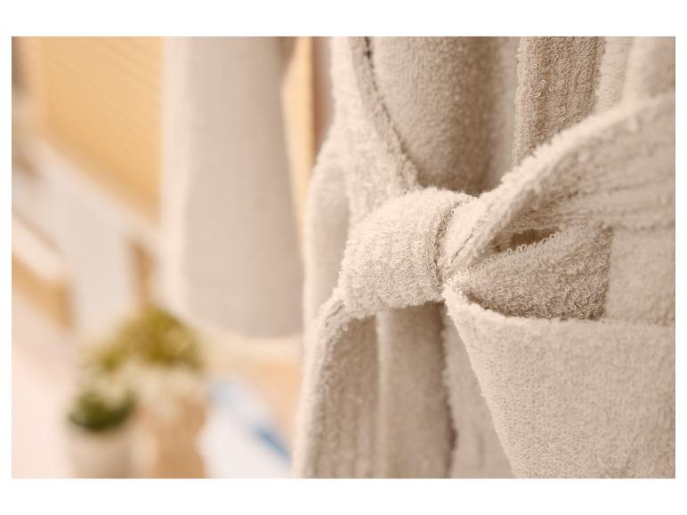 Nahaufnahme eines geknoteten Gürtels an einem weichen LIVARNO Unisex-Bademantel.