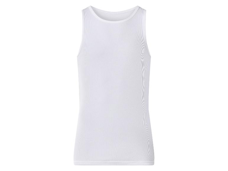 Weißes geripptes Herren-Tanktop auf weißem Hintergrund
