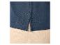 Detail des unteren Bereichs eines marineblauen Poloshirts mit Seitenschlitzen.