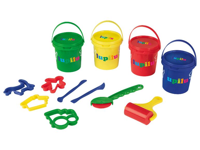 Lupilu Knetset mit vier farbigen Eimern und Modellierzubehör.