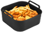 Silikonform für Heißluftfritteuse gefüllt mit Pommes und Zwiebelringen