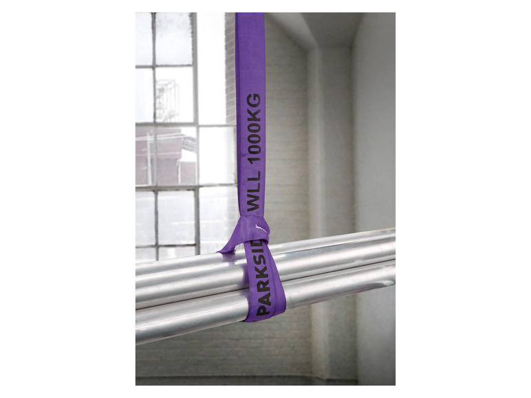 Ein lilafarbener Parkside Hebegurt mit einer maximalen Traglast von 1000 kg, der zum Heben von Metallrohren verwendet wird.