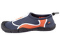 Blaue Wasserschuhe mit orangenen Akzenten.