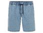 Hellblaue Jeans-Shorts mit Kordelzug.