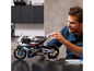 Ein Mann baut ein LEGO Technic BMW M 1000 RR Motorrad.