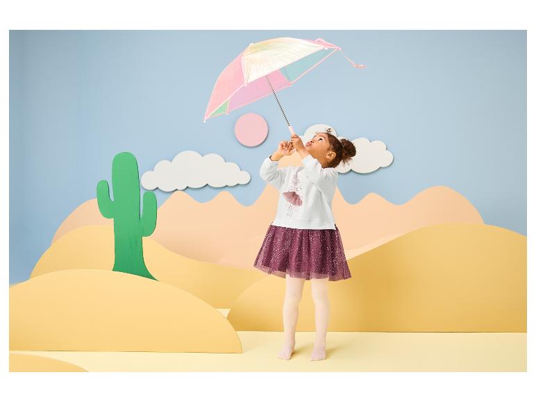 LUPILU® Kleinkind-Mädchen in einem süßen Sweatkleid mit buntem Regenschirm in einer Wüstenkulisse
