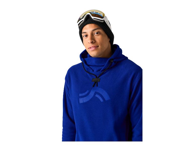 Mann in blauem Hoodie und Skibrille.