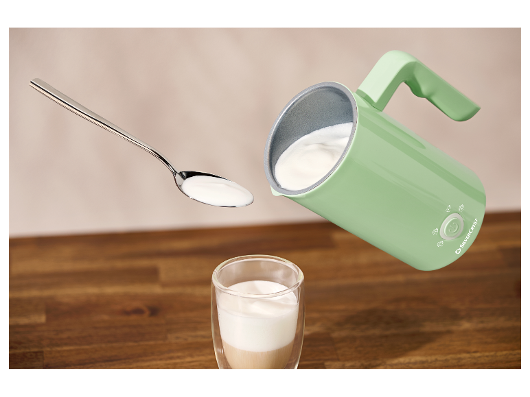 Ein SilverCrest Milchaufschäumer gießt Milch in ein Glas.