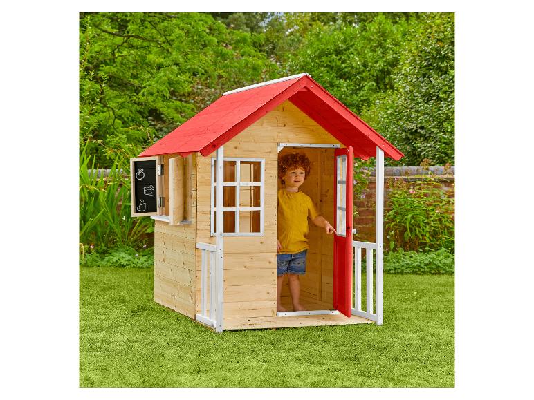Spielhaus aus Holz mit rotem Dach und einem Kind darin, im Garten.