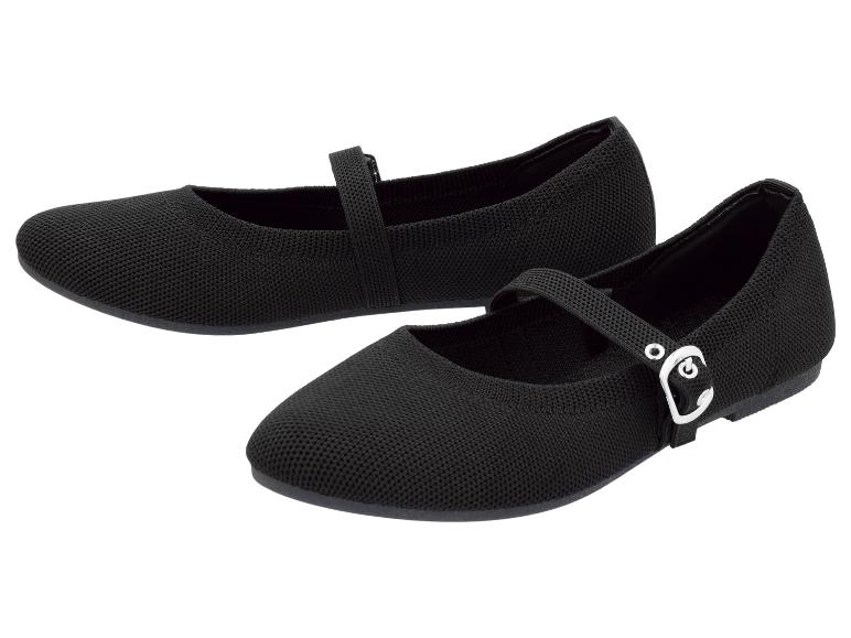 Paar schwarze gestrickte Ballerinas mit Riemen und silberner Schnalle.