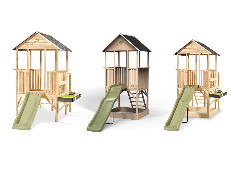 Drei hölzerne Spielhäuser mit Rutsche und Matschküche für Kinder.