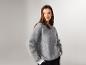 Frau im grauen ESMARA® Premium-Pullover aus Mohair-Mix.