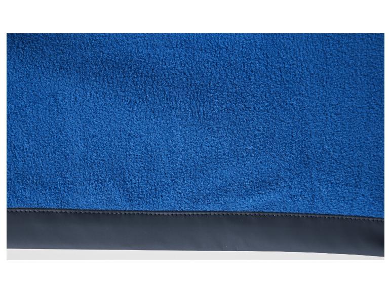 Blauer Fleecestoff mit schwarzem Lederbesatz.