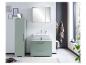 Modernes Badezimmer mit salbeigrüner Waschtischkombination, Hochschrank und Spiegelschrank.