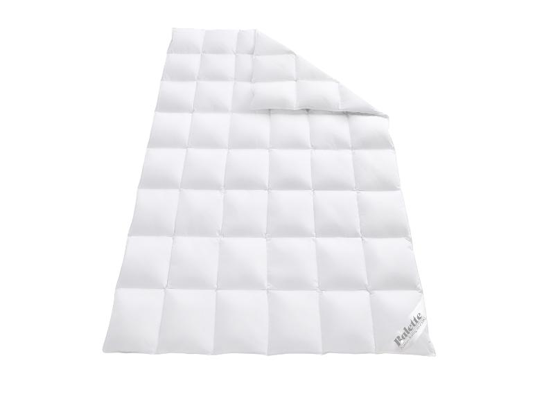 Weiße gesteppte Bettdecke mit Balette Premium Bedding Etikett
