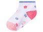 Weiße Babysocke mit rosa und blauen Blumen, rosa Ferse und Spitze, Größe 19-22.