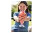 Lächelndes Mädchen bietet Wassermelonen-Slushie mit Strohhalm an.