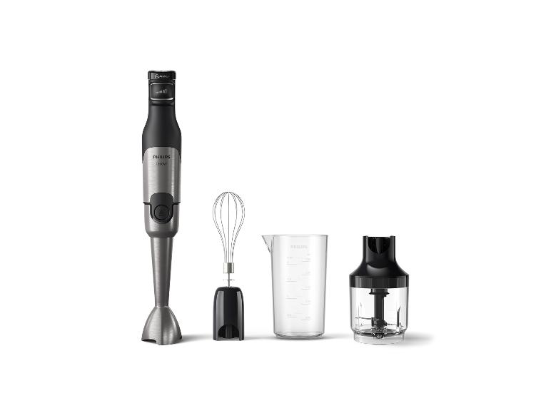 Stabmixer mit Schneebesen, Messbecher und Zerkleinerer auf weißem Hintergrund.